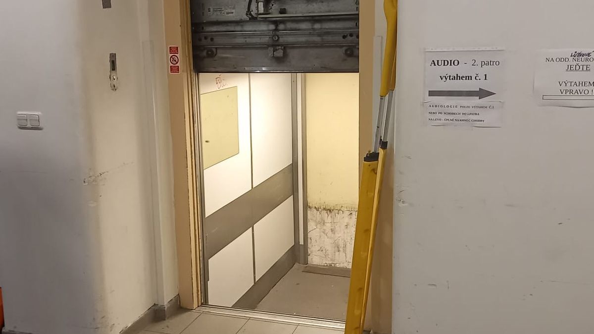 Bulovka k nehodě výtahu: Nespadl, ale kvůli přetížení sjel dolů